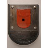 Public-Dekoration for breeders efforts. Engraved ambershield, on wooden base, with metal hanger,