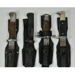 Four bayonetts. Each blanc blade, hallmarked, in scabbard, all with frog. Condition: II Vier