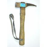 Mountain Troops Hammer. Iron head, on wooden stick, with leather strap. Condition: II Gebirgsjäger