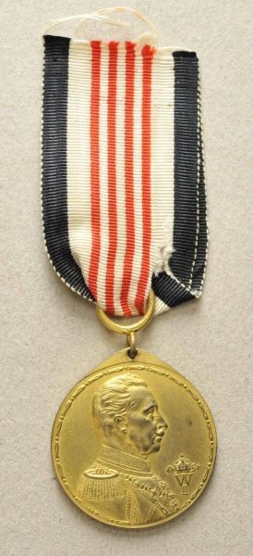 Opening: 50 EUR    0.1.) Collection Rick Lundström  Colonial votive medal.  Gilded, on ribbon.