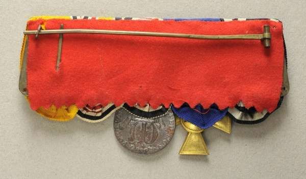 Opening: 80 EUR    0.1.) Collection Rick Lundström  Prussia: great curly sewed officers medalbar - Image 2 of 2