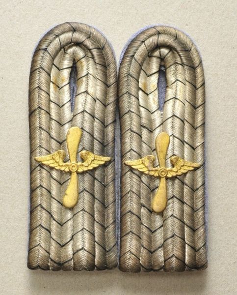 Opening: 80 EUR    0.1.) Collection Rick Lundström  Prussia: Pair of shoulderboards, Leutnant of the