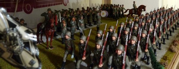 Großes Diorama einer Wehrmachts-Parade.Paradezug mit Abnahme durch Offiziere und Kapelle vor einem