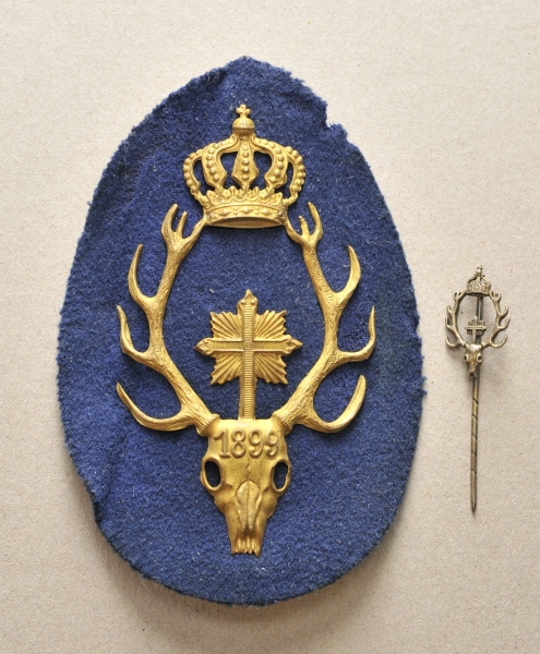Preussen: König-Schießpreis, für Jäger, 1899.Vergoldet, auf Tuchunterlage, mit Rückplatte; dazu