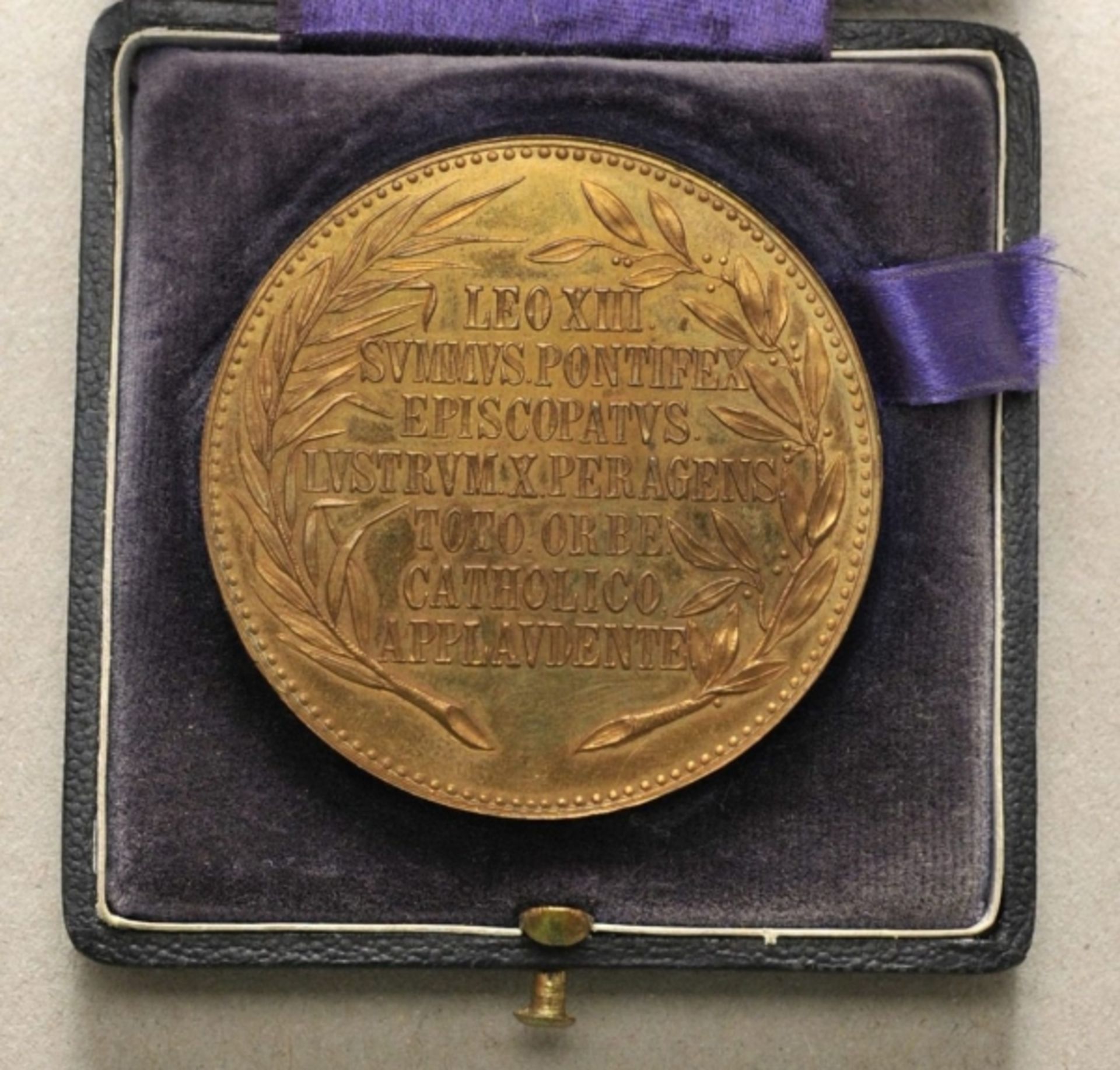 Vatikan: Medaille auf Papst Leo XIII (1843-1898), im Etui.Bronze; im schwarzen goldgeprägten - Image 2 of 3