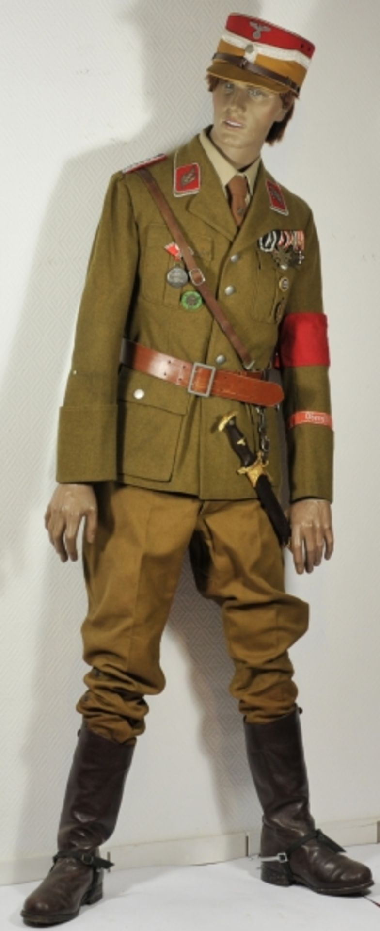 Uniformensemble eines SA-Oberführers im Stab der Obersten SA-Führer.Originale SA-Dienstjacke mit