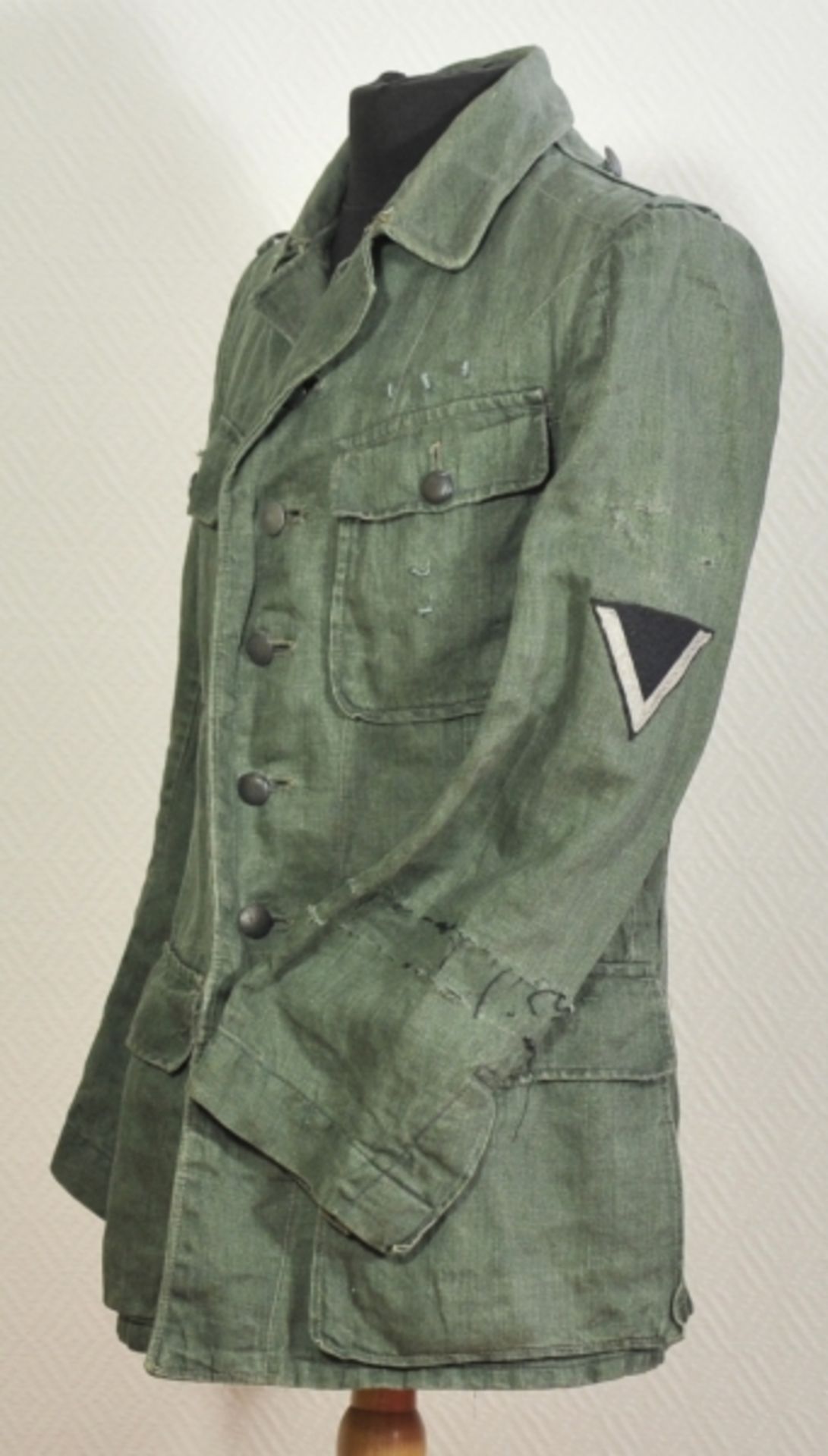 Feldbluse der Wehrmacht.Grünes Tuch, Fischgrätmuster, graue Knöpfe, mit zwei Koppelhaken, die - Image 2 of 5
