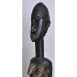 Alte Statuette, Dogon, Falaise de Bandiagara (Mali)Höhe 53 cm. Auf runter Plinthe stehende, schlanke