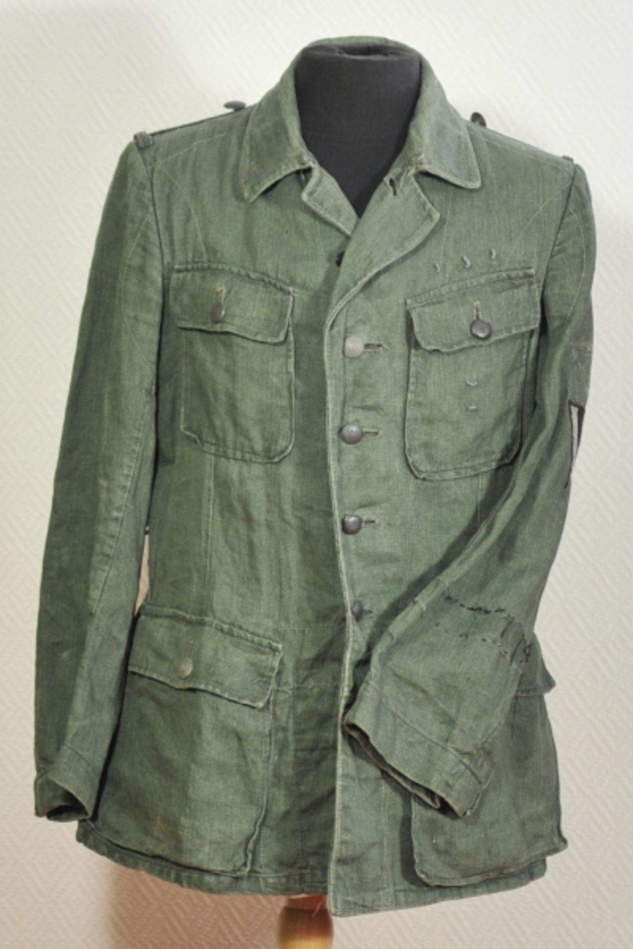 Feldbluse der Wehrmacht.Grünes Tuch, Fischgrätmuster, graue Knöpfe, mit zwei Koppelhaken, die