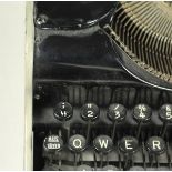 Schreibtischmaschine mit SS-Type.Funktionsfähig.Zustand: II

Typewriter with SS-Type.Functionable.