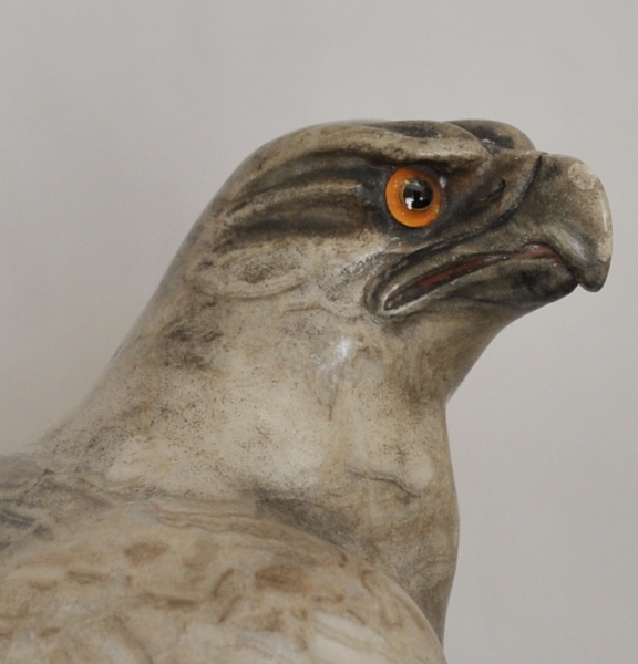 Beck, Ernst-Adler.Skulptur aus Alabaster. Adler auf Sockel, farbige Glasaugen eingesetzt, rückseitig