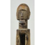 Fetischfigur "nkisi", Teke (D.R.Kongo).Höhe 26,5 cm. Gesicht mit Längsrillen und trapezförmigem