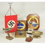 Konvolut Patriotika/Militaria.Diverses, großteils dekoratives, sowohl alt/neu. Umfangreicher