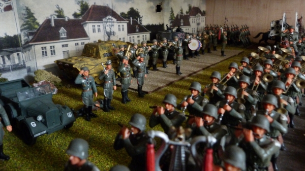 Großes Diorama einer Wehrmachts-Parade.Paradezug mit Abnahme durch Offiziere, diverse Fahrzeuge im - Image 3 of 4