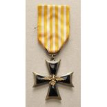 Finnland: Feuerwehr-Ehrenkreuz.Buntmetall vergoldet und emailliert, Adler separat aufgelegt, am