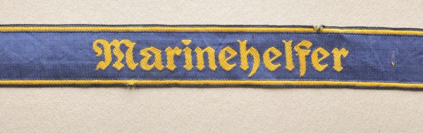 Ärmelband Marinehelfer.Maschinengewebt, blau mit gelber Schrift.Zustand: II

Cuff title marine