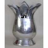 Patriotische Vase.Aluminium verchromed, auf den abgeflachten Seiten jeweils ausgeschnittene