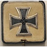 Eisernes Kreuz, 1939, 1. Klasse, im Etui.Geschwärzter Eisenkern, versilberter Rahmen, an Nadel; im