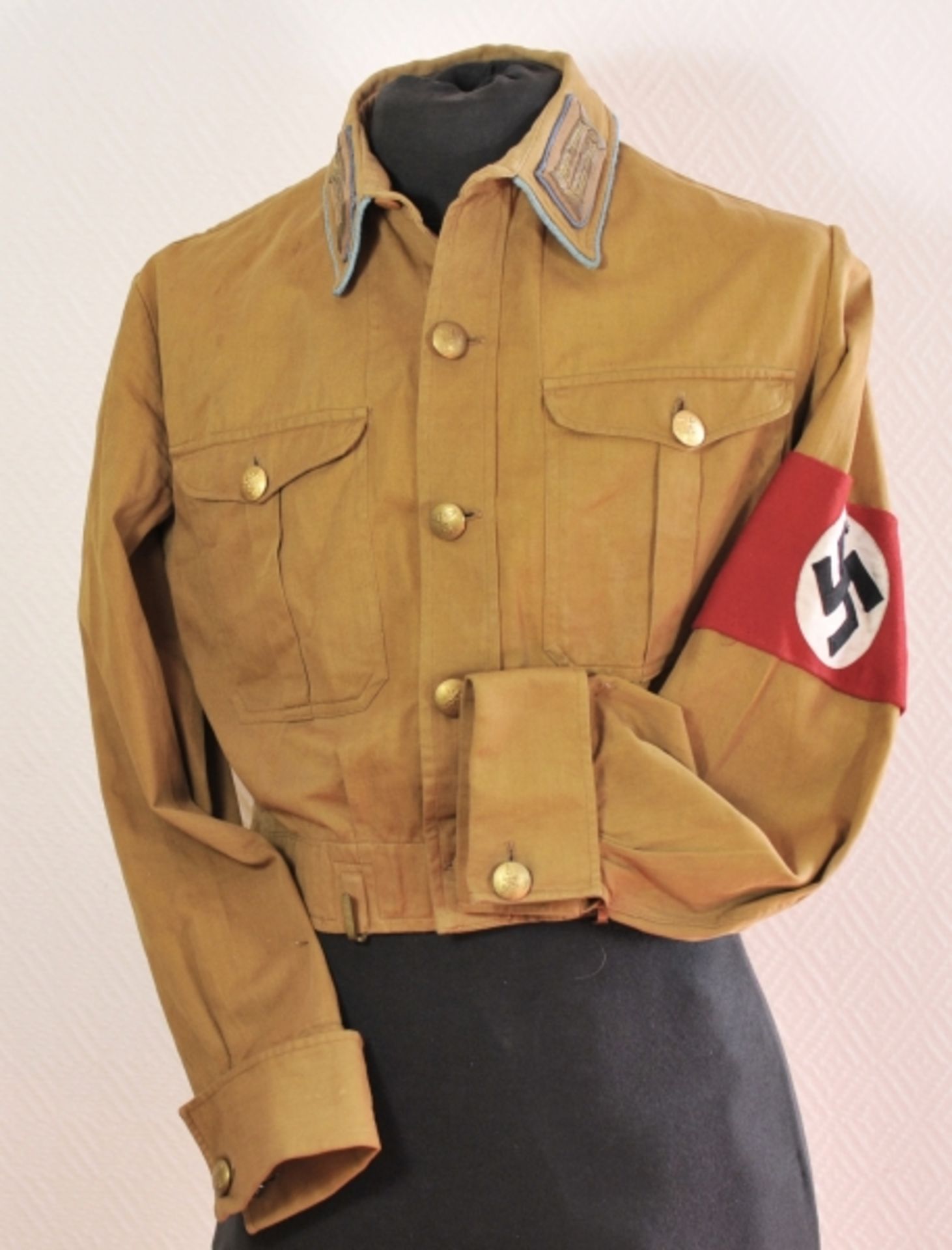 NSDAP: Diensthemd eines Leiters einer Ortsgruppe.Braunes SA-Diensthemd, im Kragen gestempelt