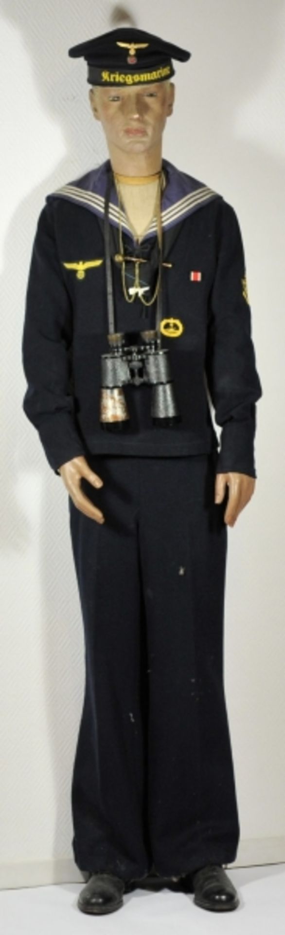 Uniformensemble eines Ober-Torpedo-Mechanikermaat der Kriegsmarine.Blaues Hemd für Mannschaften