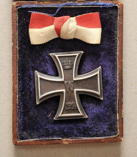 Preussen: Eisernes Kreuz, 1914, 1. Klasse, im Etui.Geschwärzter Eisenkern, silberne Zange, an Nadel,