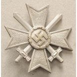 Kriegsverdienstkreuz, 1. Klasse mit Schwertern.Zink vergoldet, an Nadel, 65 gepunzt.Zustand: I-