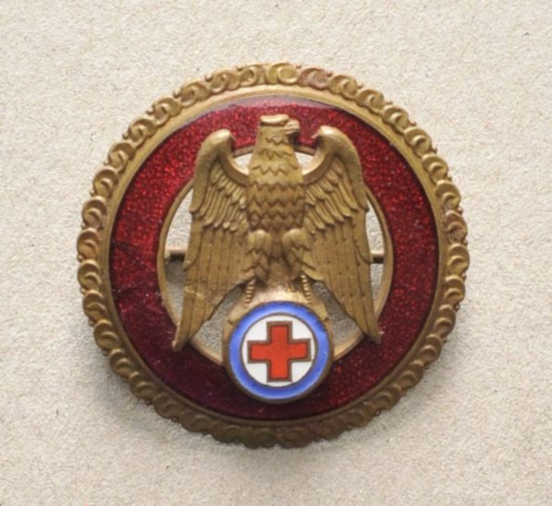 Slowakei: Rot-Kreuz-Ehrenabzeichen, in Bronze.Bronze, teilweise emailliert, Matrikelnummer 269, an