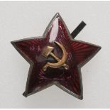 Sowjetunion: Mützenabzeichen.Emailliert, Auflage versplintet, frühe große Form.H: 35 mm.Zustand: