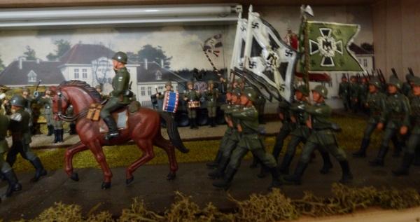 Großes Diorama einer Wehrmachts-Parade.Paradezug mit Abnahme durch Offiziere, diverse Fahrzeuge im - Image 2 of 4