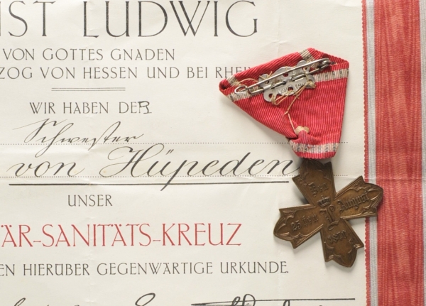 Hessen: Militär-Sanitäts-Kreuz, mit Urkunde für die Schwester Lotte von Hüpeden.Bronze, am - Image 2 of 2