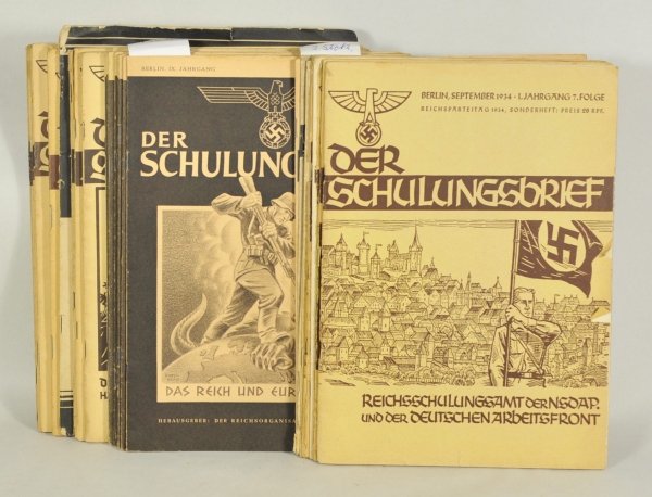 Sechsundzwanzig Schulungsbriefe der NSDAP.Diverse.Zustand: II

Twenty-six training letters of the