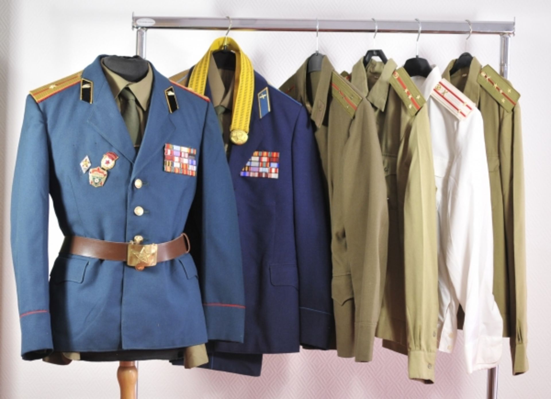 Sowjetunion: Sechs Uniformen.Diverse Waffengattungen und Dienstgrade, teils mit diversen