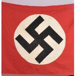 Gebäude-Fahne.Rotes Tuch, Swastika beidseitig separat aufgesetzt, Rand mit einer Reparaturstelle.