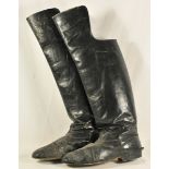 Paar Kürassier Stiefel.Schwarze Lederstiefel, mit hohem Knieschutz, Fersenkappe mit Sporen-