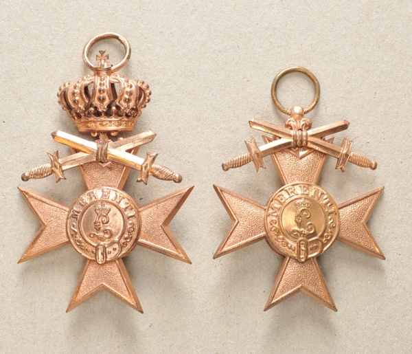 Bayern: Militär-Verdienstkreuz, 3. Klasse mit Kronen und Schwertern.Bronziert, dazu ein weiteres