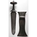 Schwert mit Scheide „libaka“, Nkundu, Konda / Westmongo (Demokratische Republik Kongo)Länge 42,5 cm.