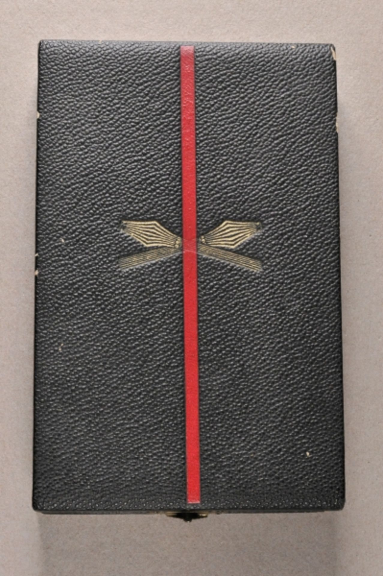 Tschechoslowakai: Verleihungsetui.Schwarzes Etui, goldene und rote Deckelprägug. 152x98x28mm.