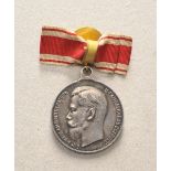 Russland: Silberne Zivilverdienstmedaille, Nikolaus II.Silber, an Knopf mit Bandschleife.Zustand: