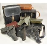 Vier Pistolentaschen.Diverse, dazu weitere Taschen und Behältnisse, zumeist aus Leder.Zustand: