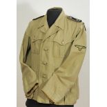 Sahariana-Jacke der Waffen SS.Sandfarbenes Tuch, im Aufschlag auf der Knopfleistenrückseite mehrfach