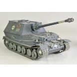 Großes Modell eines Panzers, Modell Elefant.Metall und Kunststoff, Metallketten, Motor ausgebaut,