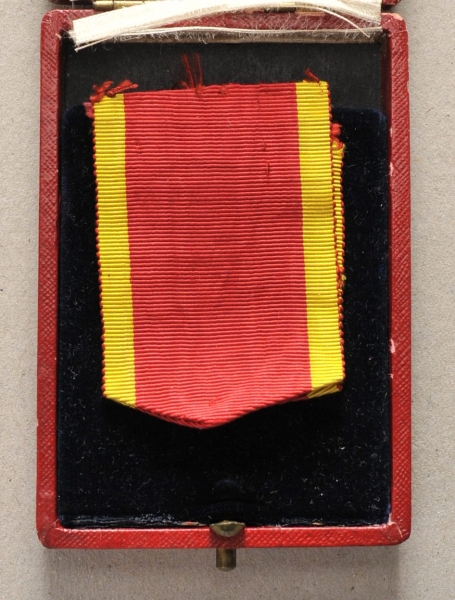 Braunschweig: Orden Heinrichs des Löwen, Kreuz 4. Klasse Etui.Rotes Etui, golden aufgeprägte - Image 2 of 2