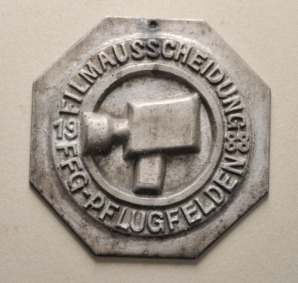 Preisplakette der Film-und-Foto-Gilde Pflugfelden, Filmausscheidung 1988.Aluminium.Zustand: II