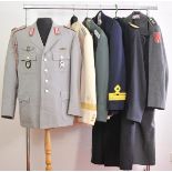 BRD und DDR: Sechs Uniformen.Diverse Waffengattungen, teils mit Auszeichnung.Zustand: II

BRD and