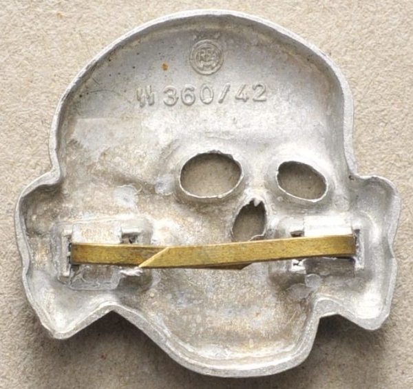 SS-Totenkopf.Aluminium, hohl geprägt, Hersteller RZM, SS 360 / 42, an Splinten.Zustand: - Image 2 of 2