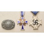 Auszeichnungen einer RAD-Mitarbeiterin.1.) Ehrenkreuz der Mutter, in Bronze; 2.) Treuedienst-