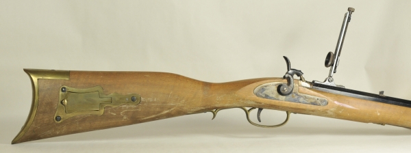 Hawken Mode. 1860 Perkussionsgewehr.Gebläuter Lauf, u.a. gemarkt 16301, CAL. 45, MADE IN ITALY,