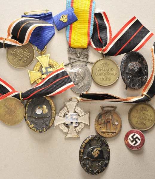 Lot Auszeichnungen.Diverse, teils am Bande.Zustand: IIAufrufpreis: 100 EUR

Lot decorations.