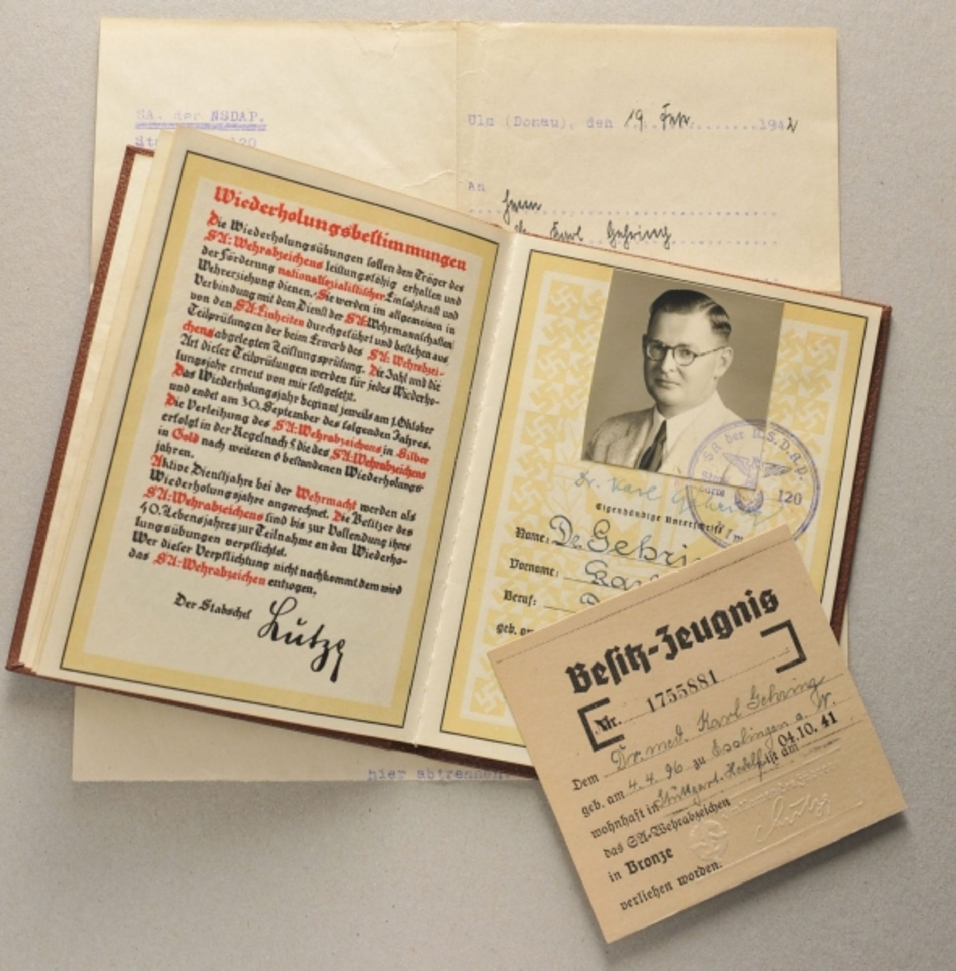 SA-Wehrabzeichen Urkundenbuch des Dr. Karl Gehring.Urkundenbuch, mit Foto, im Schuber; - Image 2 of 2