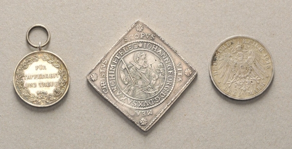 Drei Münzen/Medaillen.1.) Preussen: Drei Mark, 1913, A; 2.) Sachsen: Klippe, Johann Georg; 3.) - Image 2 of 2